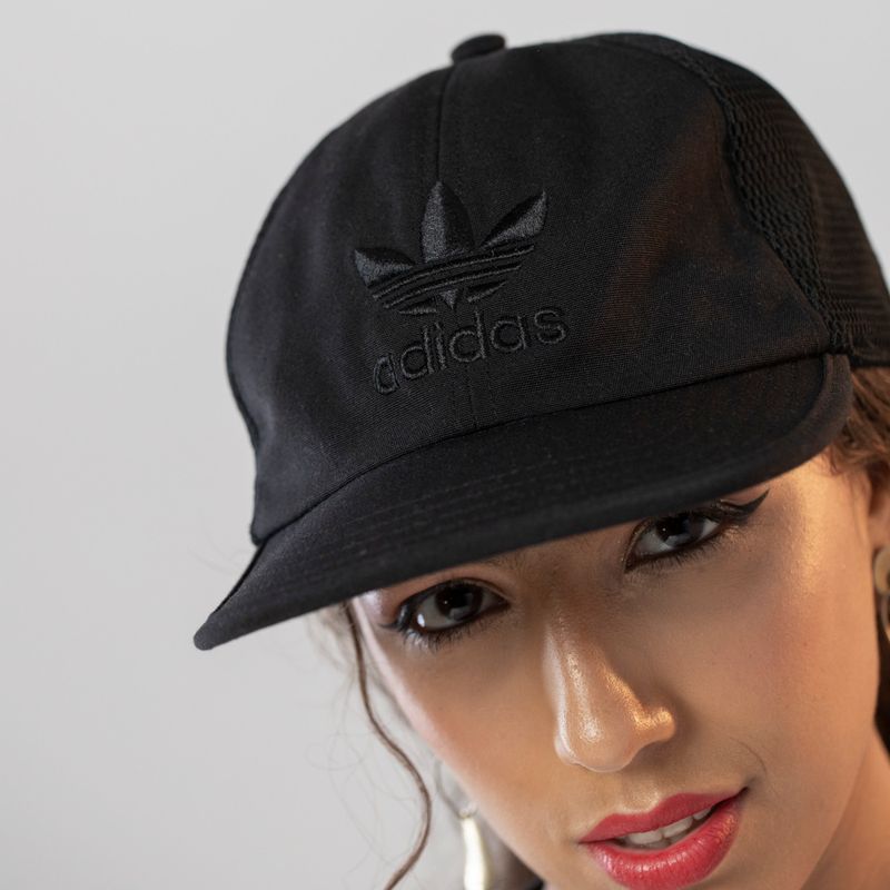 Boné trucker deals preto adidas