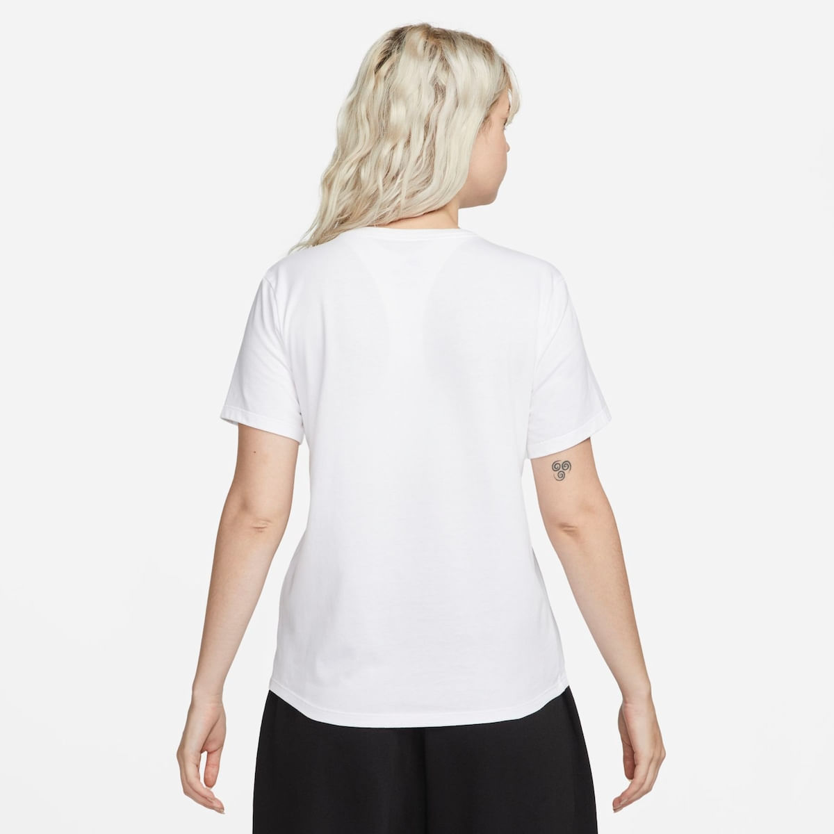 Camiseta Nike Sportswear Club Essentials Feminina