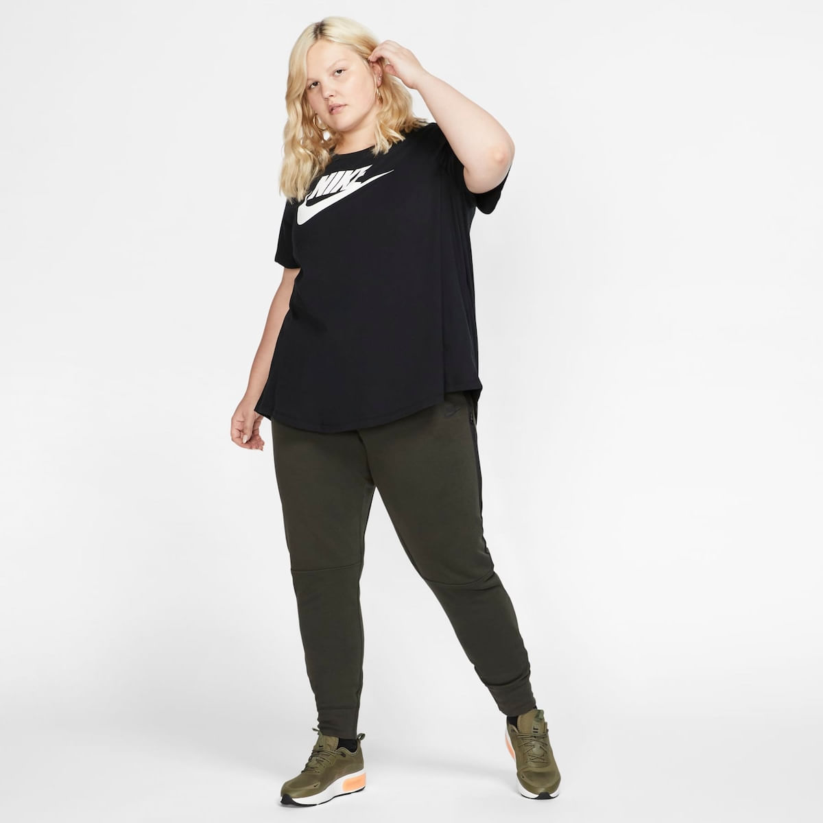 Plus Size - Camiseta Nike Sportswear Essential Futura Feminina