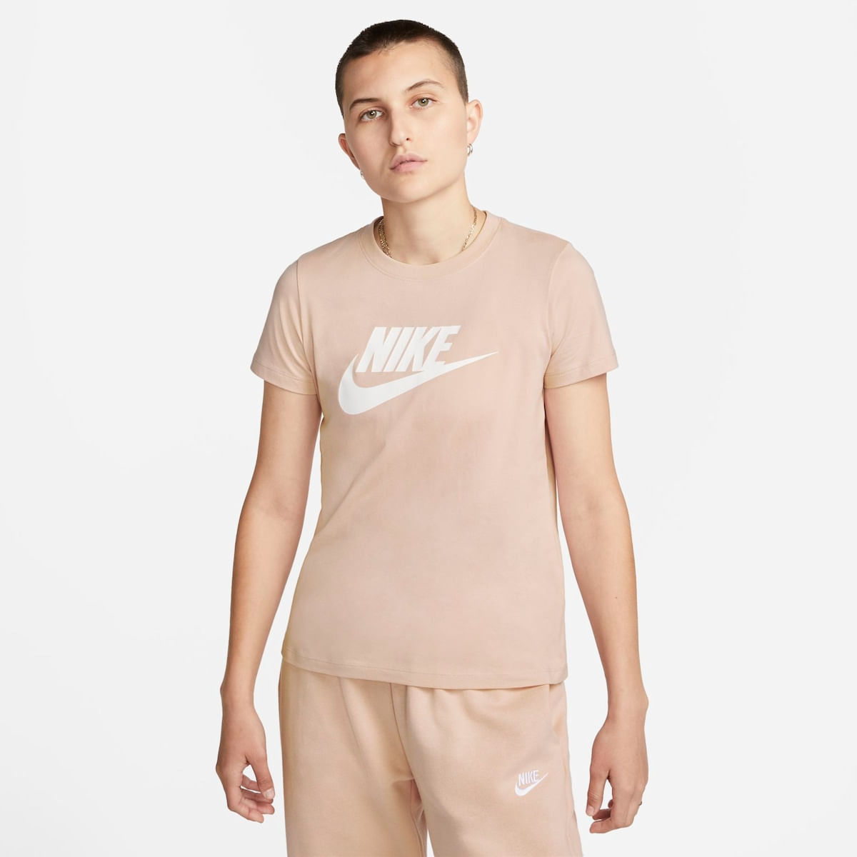 Camiseta Nike Sportswear Essential Icon Futura Feminina