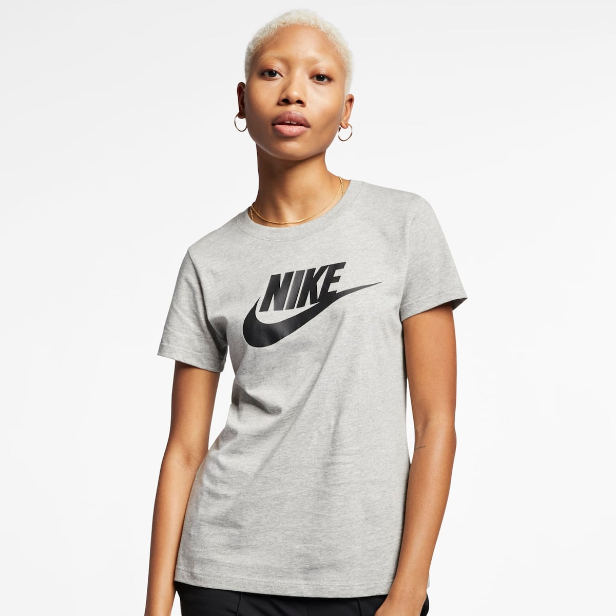 Camiseta Nike Sportswear Essential Icon Futura Feminina