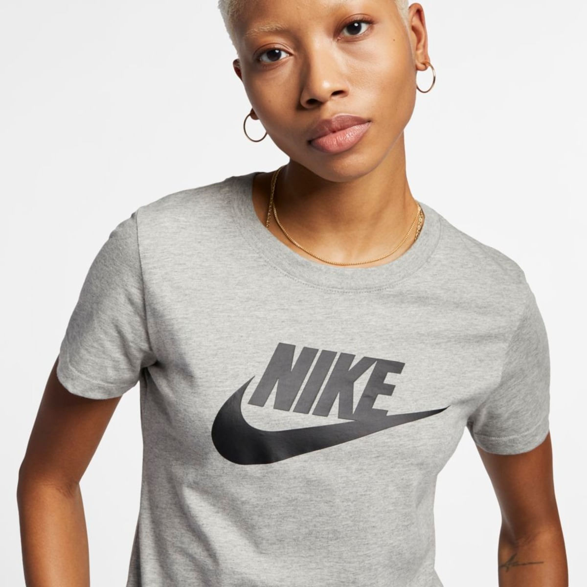 Camiseta Nike Sportswear Essential Icon Futura Feminina