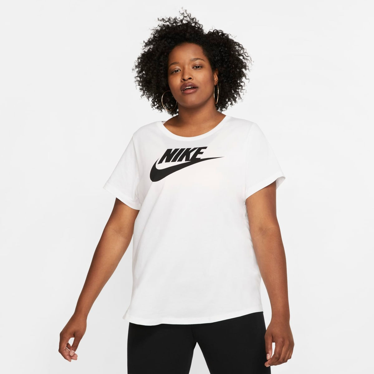 Plus Size - Camiseta Nike Sportswear Essential Futura Feminina