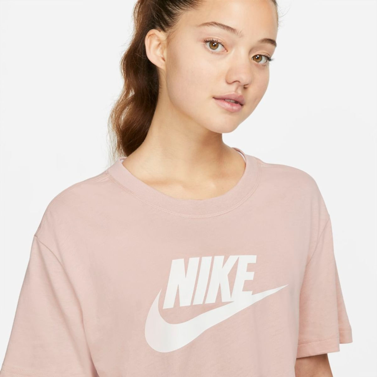 Camiseta Nike Sportswear Essential Feminina