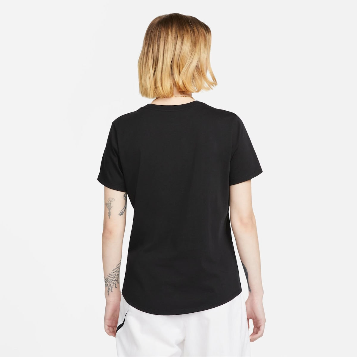 Camiseta Nike Sportswear Club Essentials Feminina