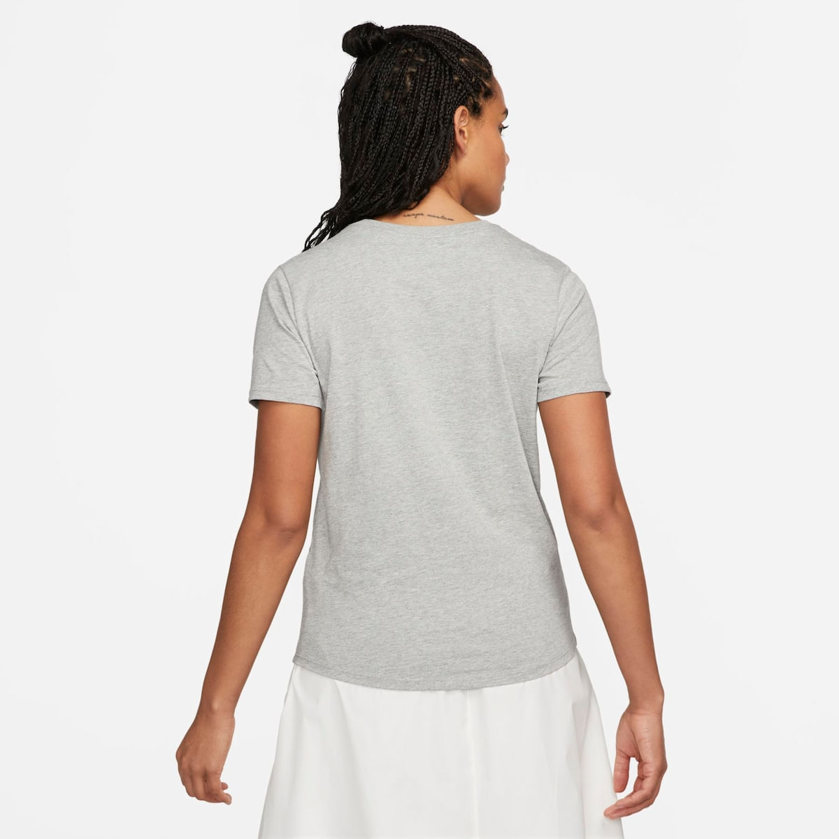 Camiseta Nike Sportswear Club Essentials Feminina