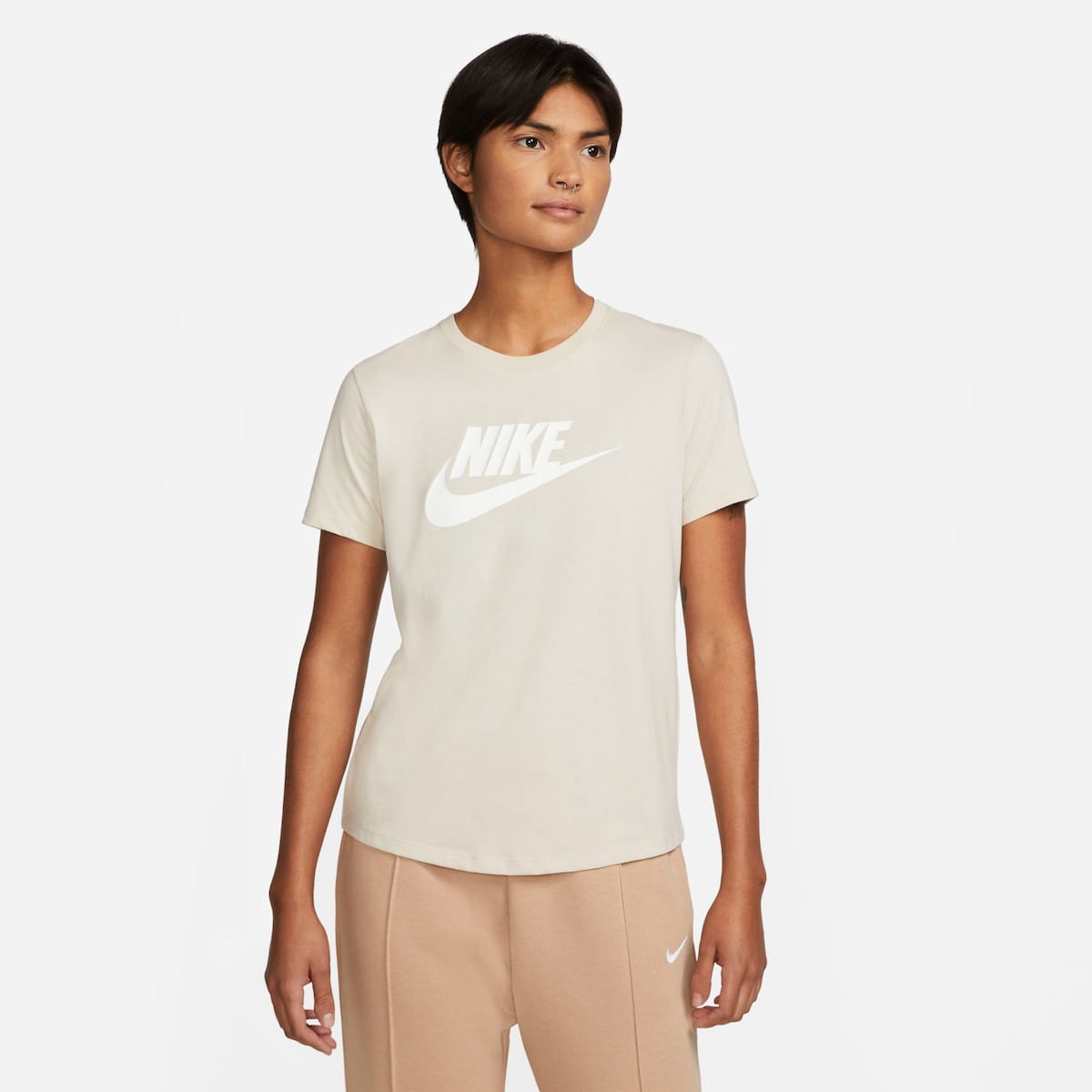 Camiseta Nike Sportswear Essentials Feminina