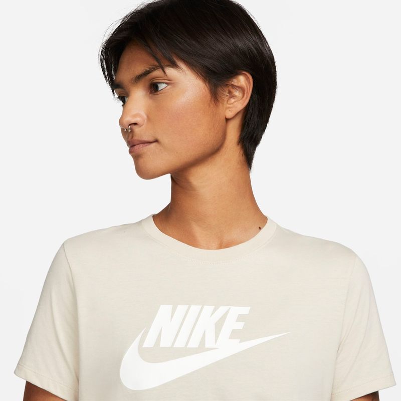 Camiseta Nike Sportswear Essentials Preta - Feminina